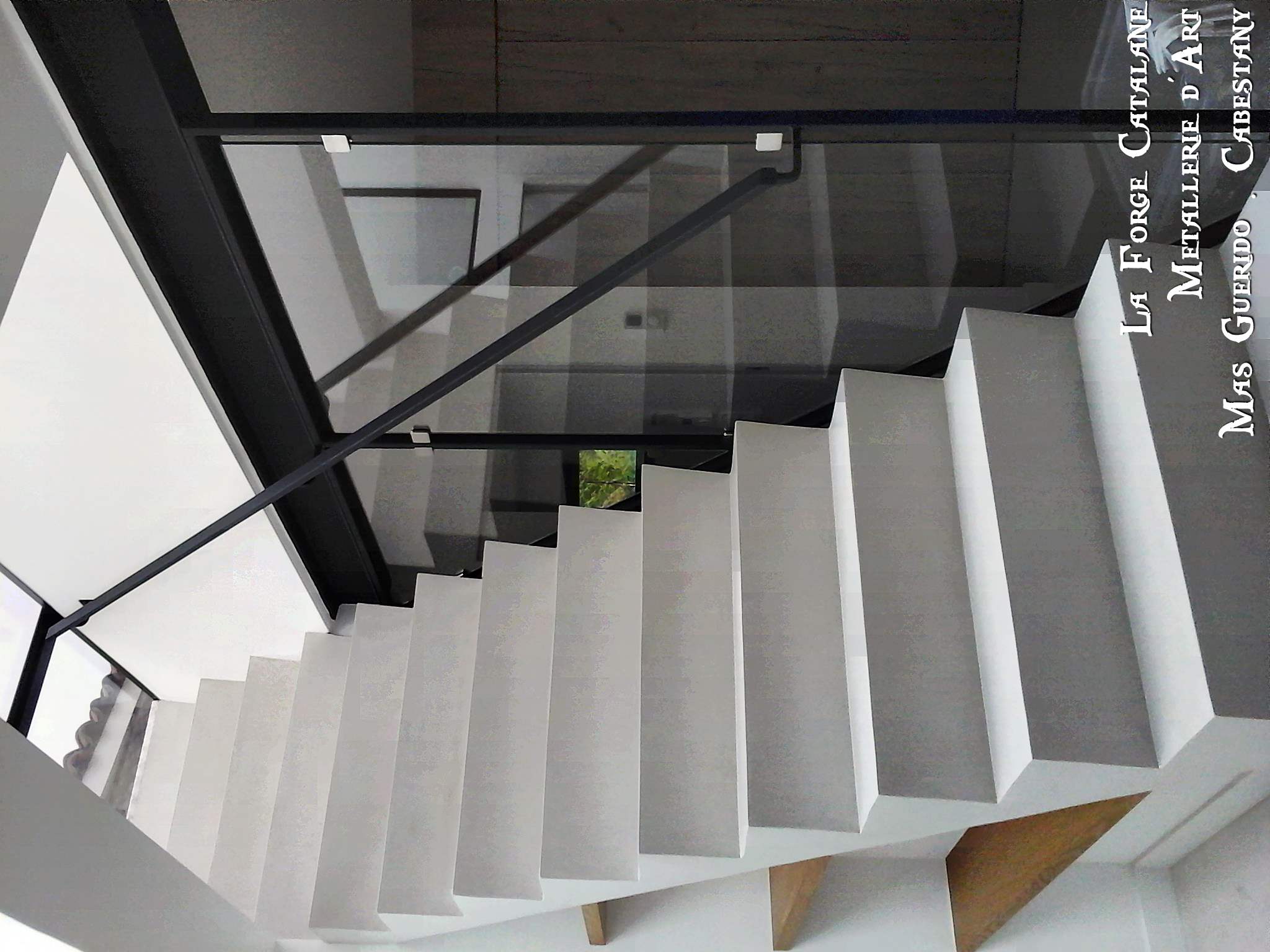 rampant fer tube carre remplissage verre forge catalane.jpg